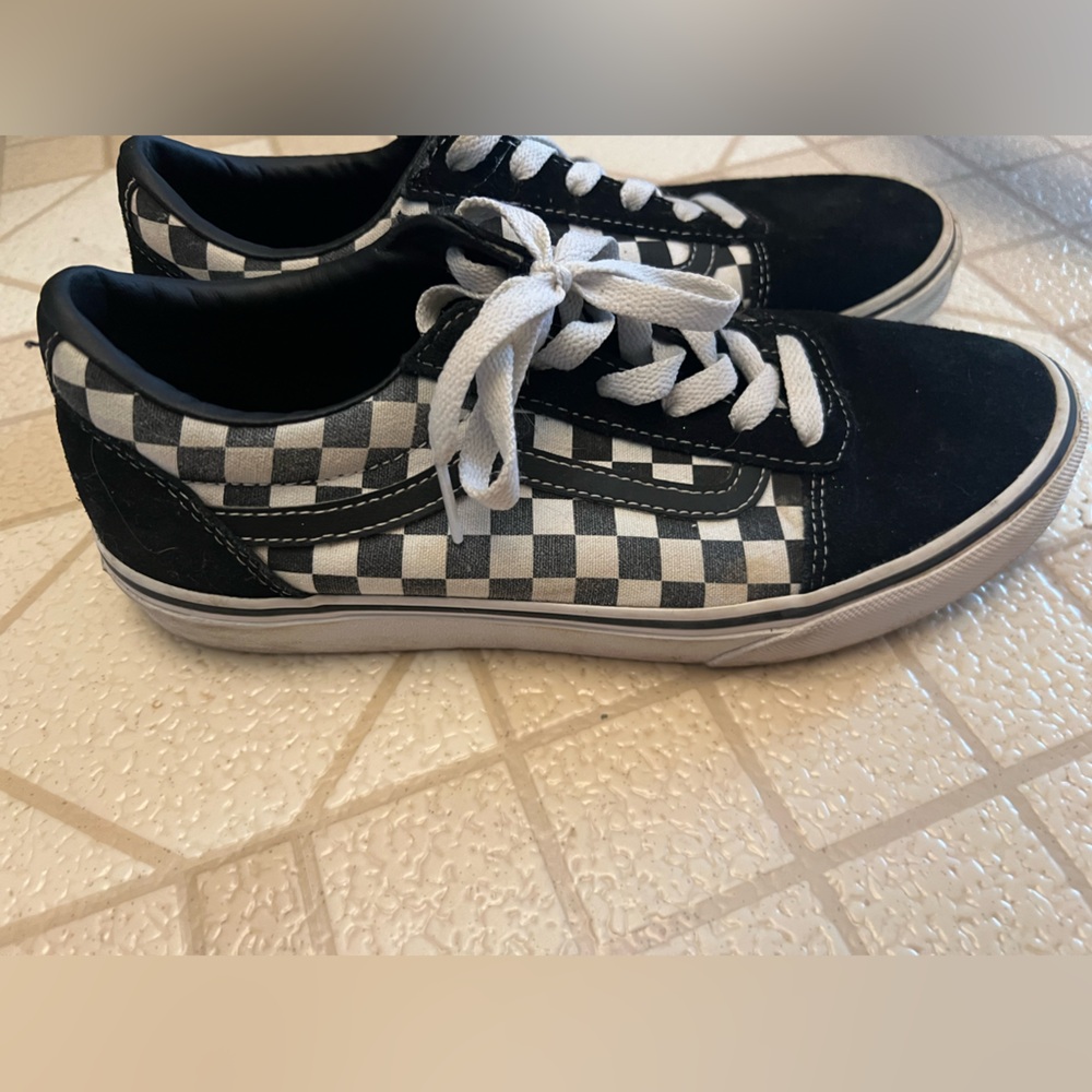 Checker Vans - Picture 2 of 4